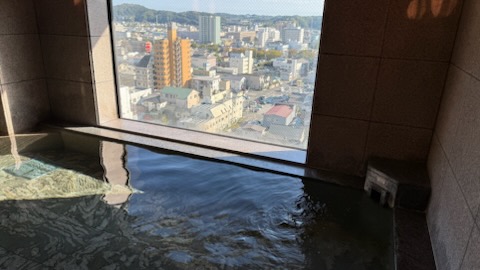 男性浴場　湯舟からの眺め。様々な角度からお楽しみくださいませ。