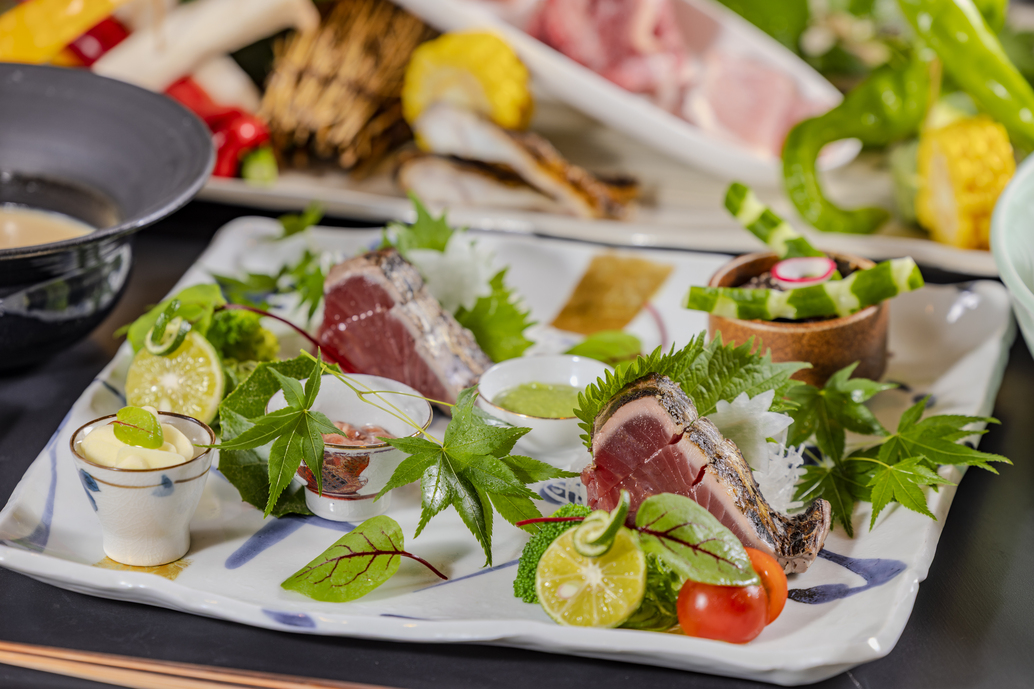 鯨肉ともち鰹の藁焼きタタキ