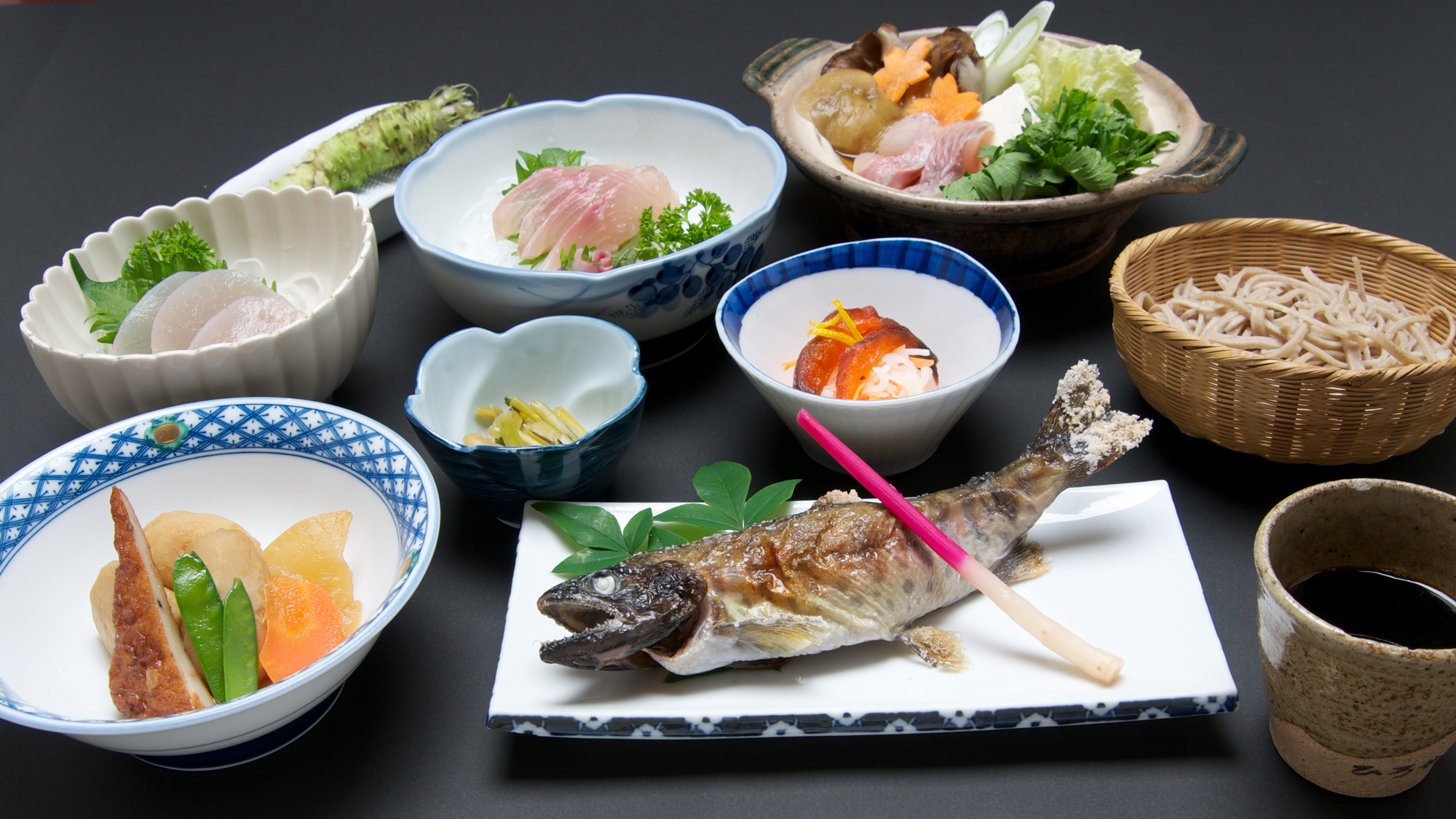 *夕食一例／清流で育ったヤマメやイワナ等の川の幸など、里山の食材がたっぷり