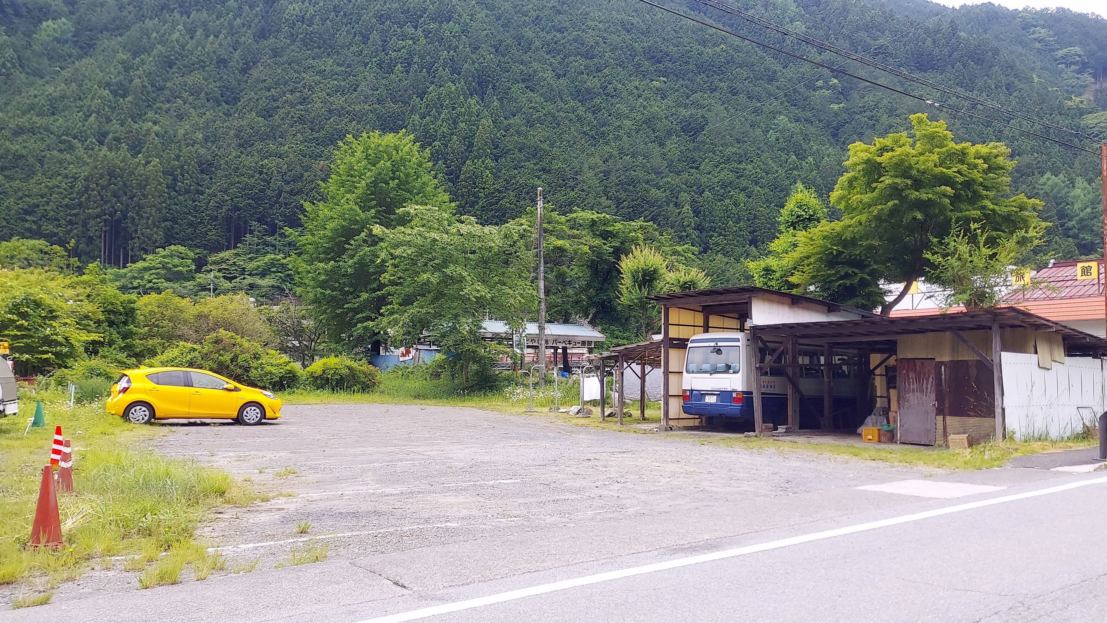 *駐車場／屋外駐車スペースを完備、道路横断時はどうぞお気をつけてお越しください