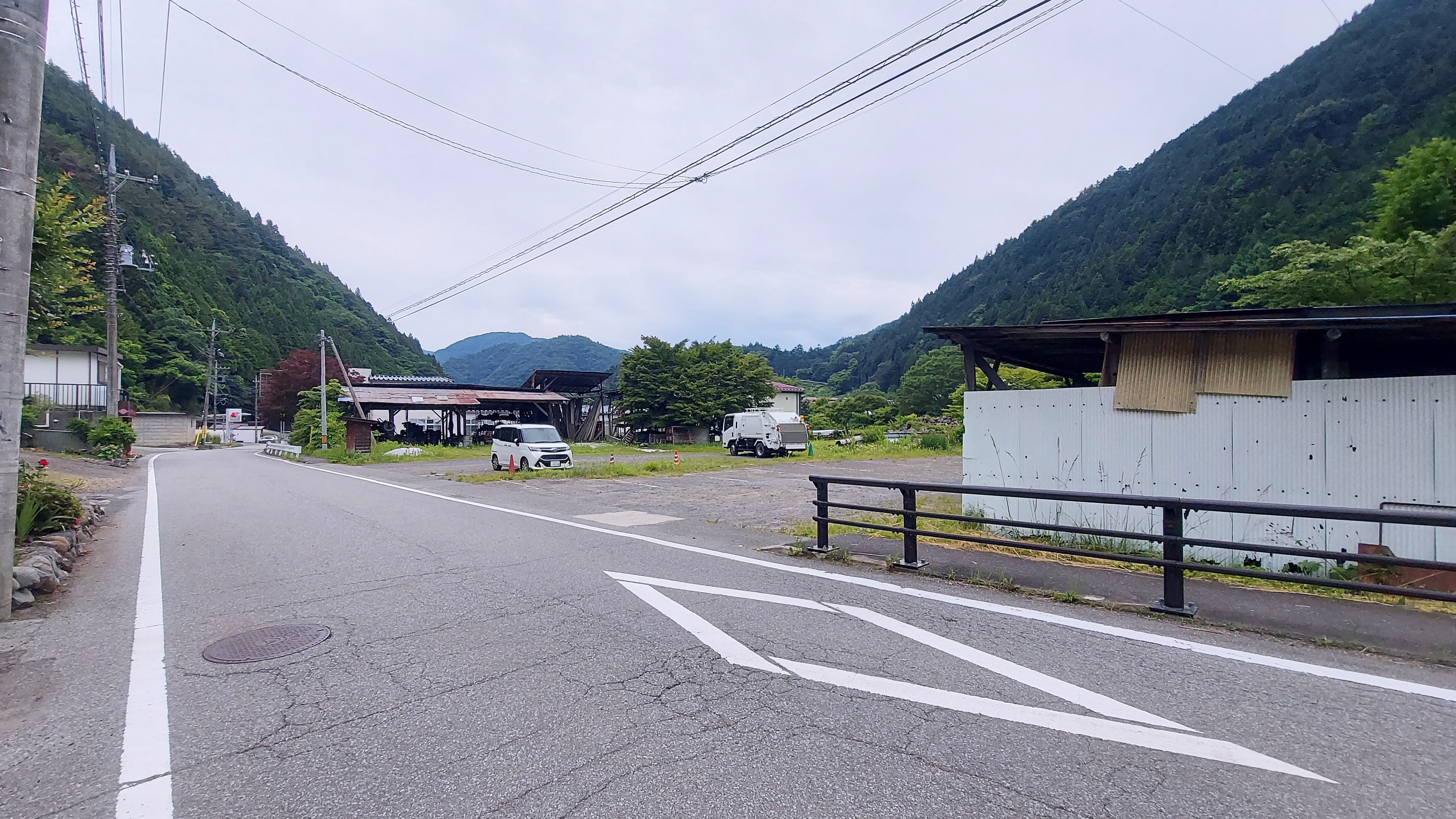 *駐車場／小菅橋側から来た際は、当館前を過ぎた右手側の駐車場にお入りください