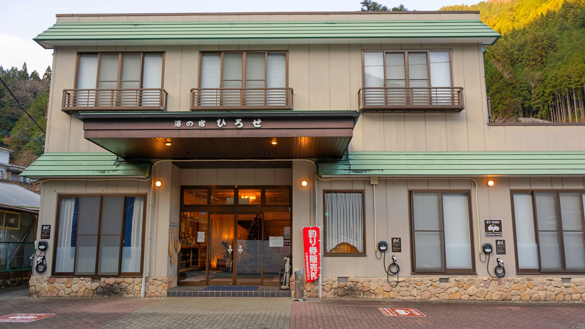 *EVスタンド（EVエネチェンジ）正面玄関横に3台備え付けております。