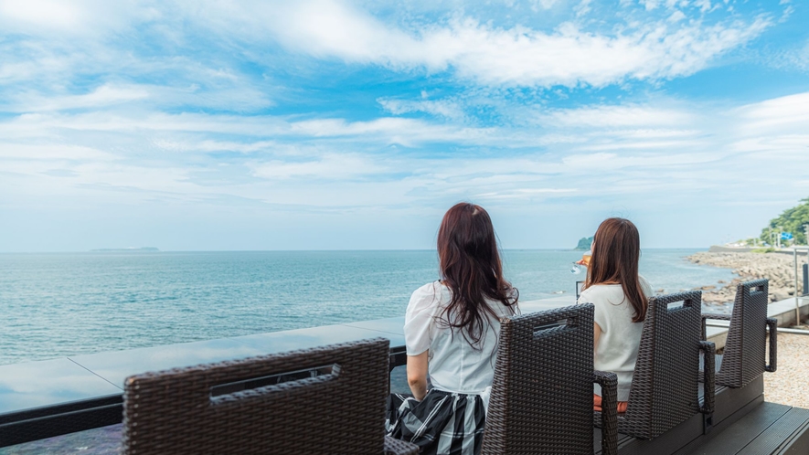 【絶景足湯～静海～】お酒を片手に家族や友人と楽しいひとときを…