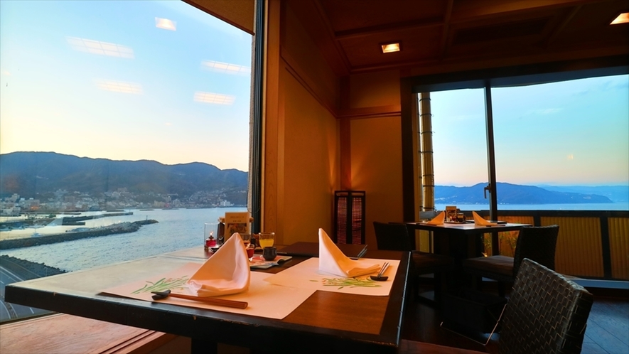【9階レストラン～蒼海～】窓より相模灘の雄大な景色を見下ろしながら、お食事をお楽しみください