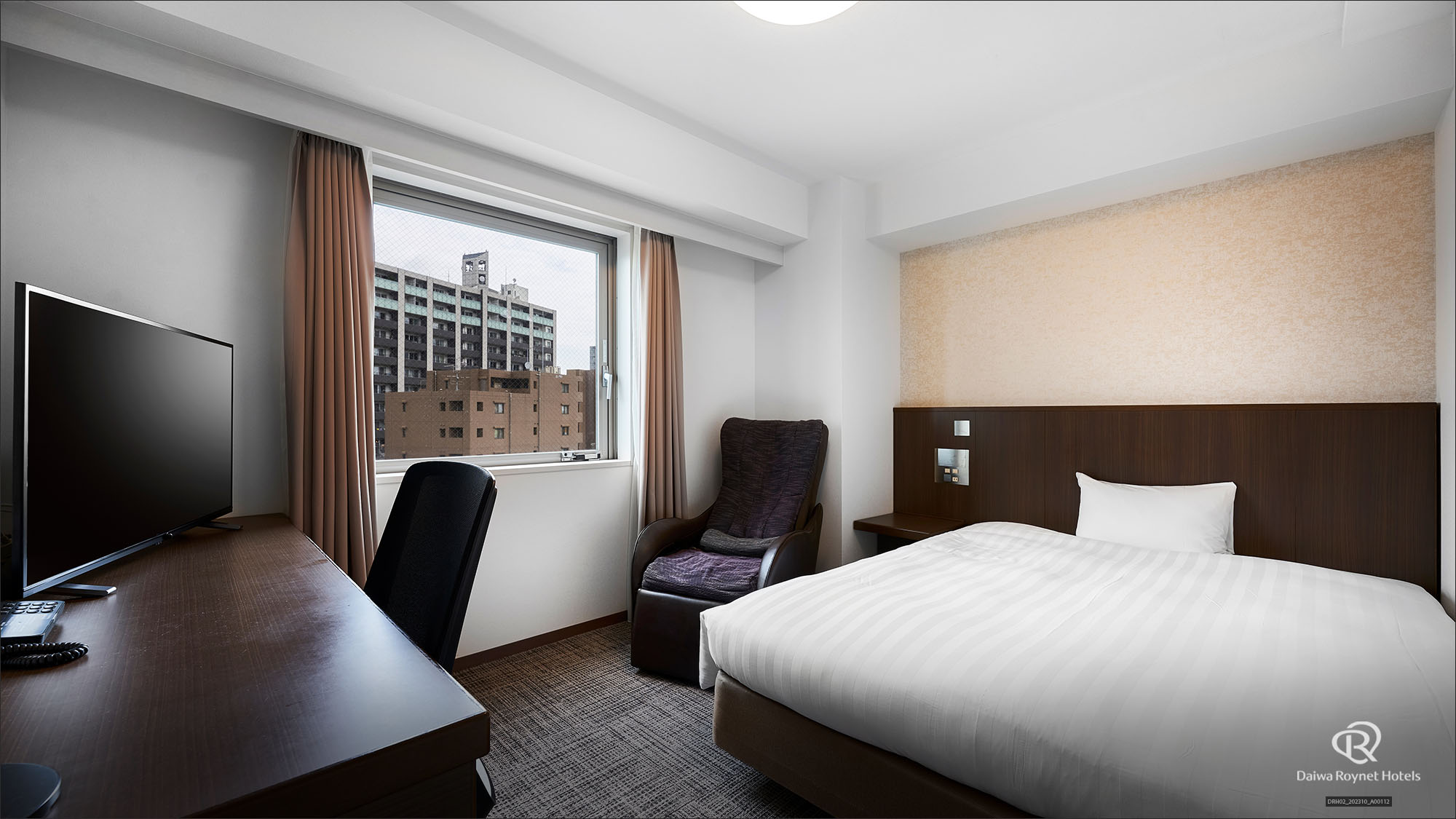 【リラックスルーム】20㎡ / 154cm幅のベッド1台 / マッサージチェア設置