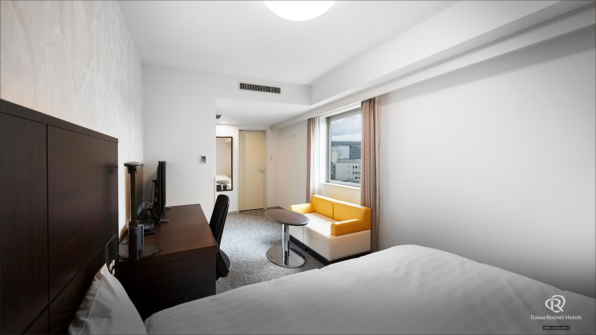 【デラックスダブルルーム】22㎡ / 168cm幅のベッド1台 / 2名掛けのソファー設置