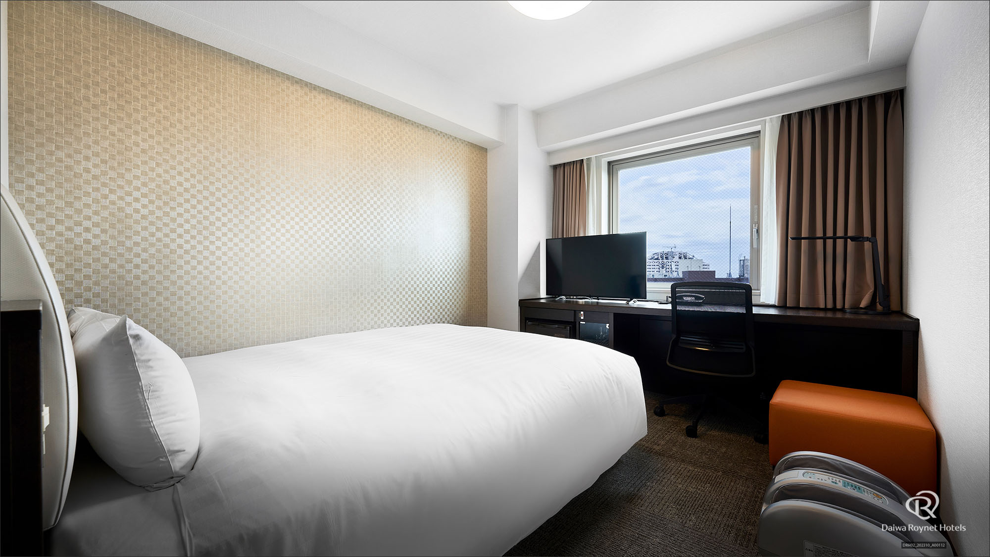 【スーペリアルーム】18㎡ / 154cm幅のベッド1台 / 13階・14階の高層階限定 / フット