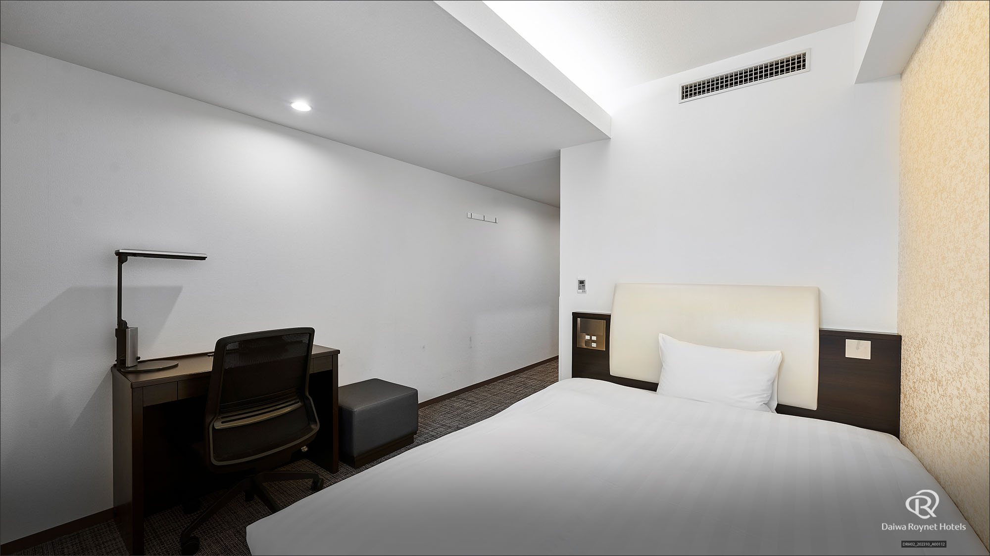 【コーナールーム】18㎡ / 154cm幅のベッド1台