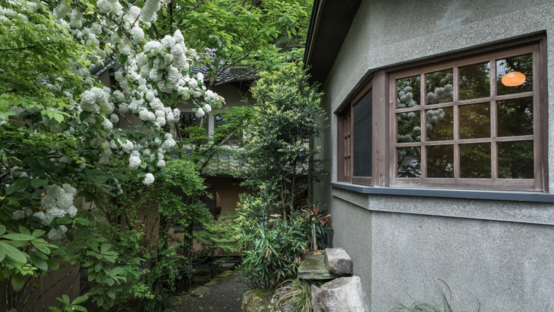 【素泊まり】半露天風呂付き離れ客室で思うままに過ごす贅沢時間