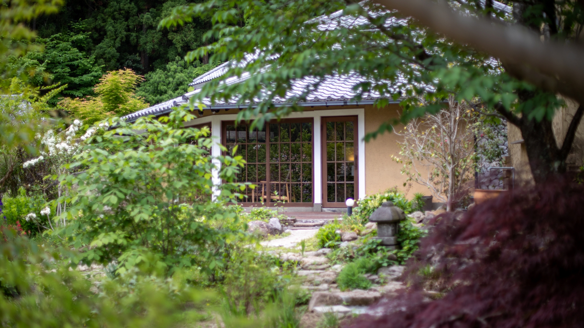 敷地内に咲く四季折々の花のおもてなし