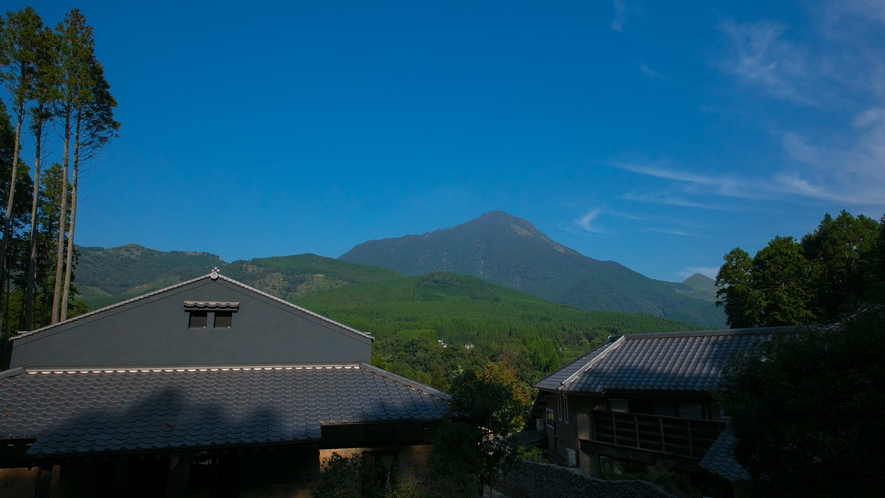 雄大な由布岳がそびえたつ。