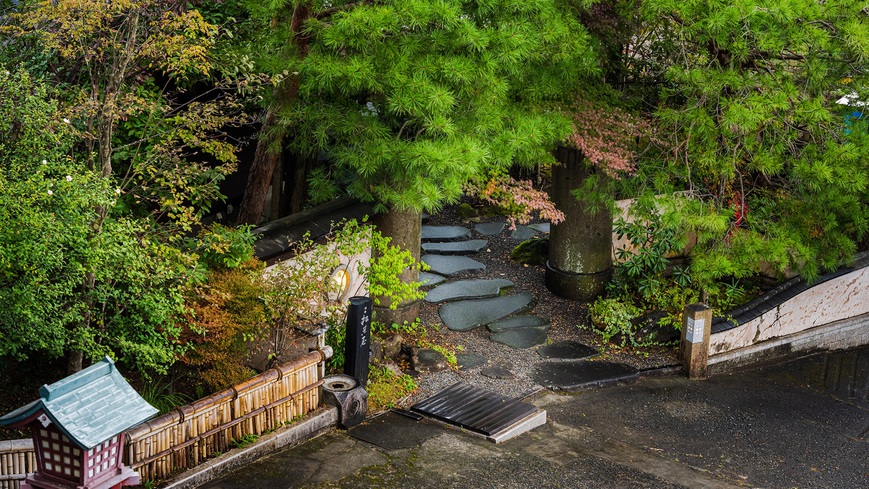 屋号名のとおり、松の葉に囲まれ、日本庭園の趣きを演出した造りになっております