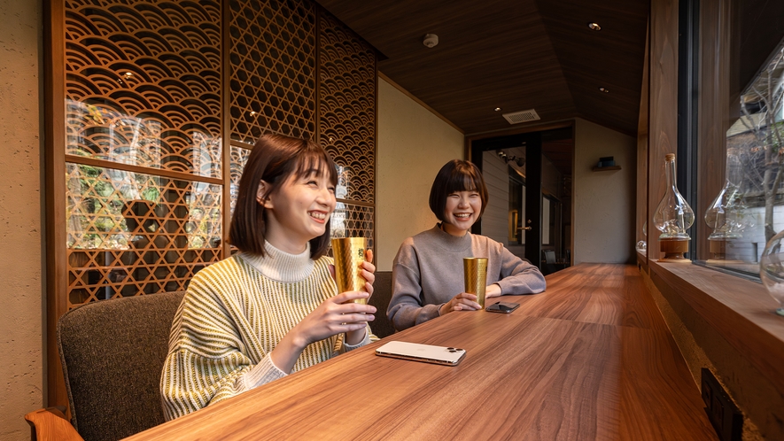 開放的なカフェ＆BAR、好きなドリンクで優雅な休息。窓から中庭の美しさを眺めて。