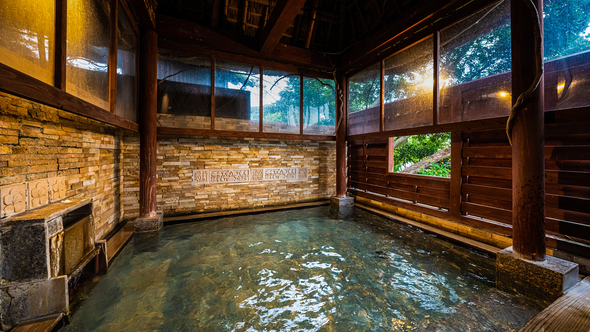 ◆貸切風呂◇無垢の湯◆日本とは少し違う雰囲気に包まれ、一風変わったお風呂の時間
