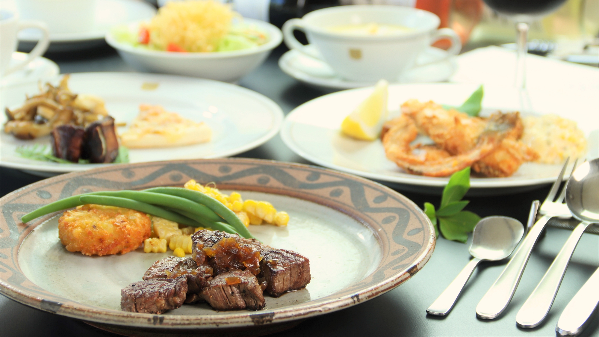 洋食-メインの牛フィレ肉のサイコロステーキとイワナのアーモンドフライがおすすめ