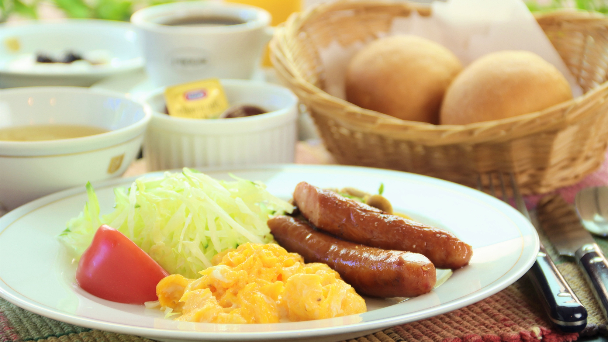 朝食-手作りパンとブロッシェンソーセージとスクランブルエッグがメイン