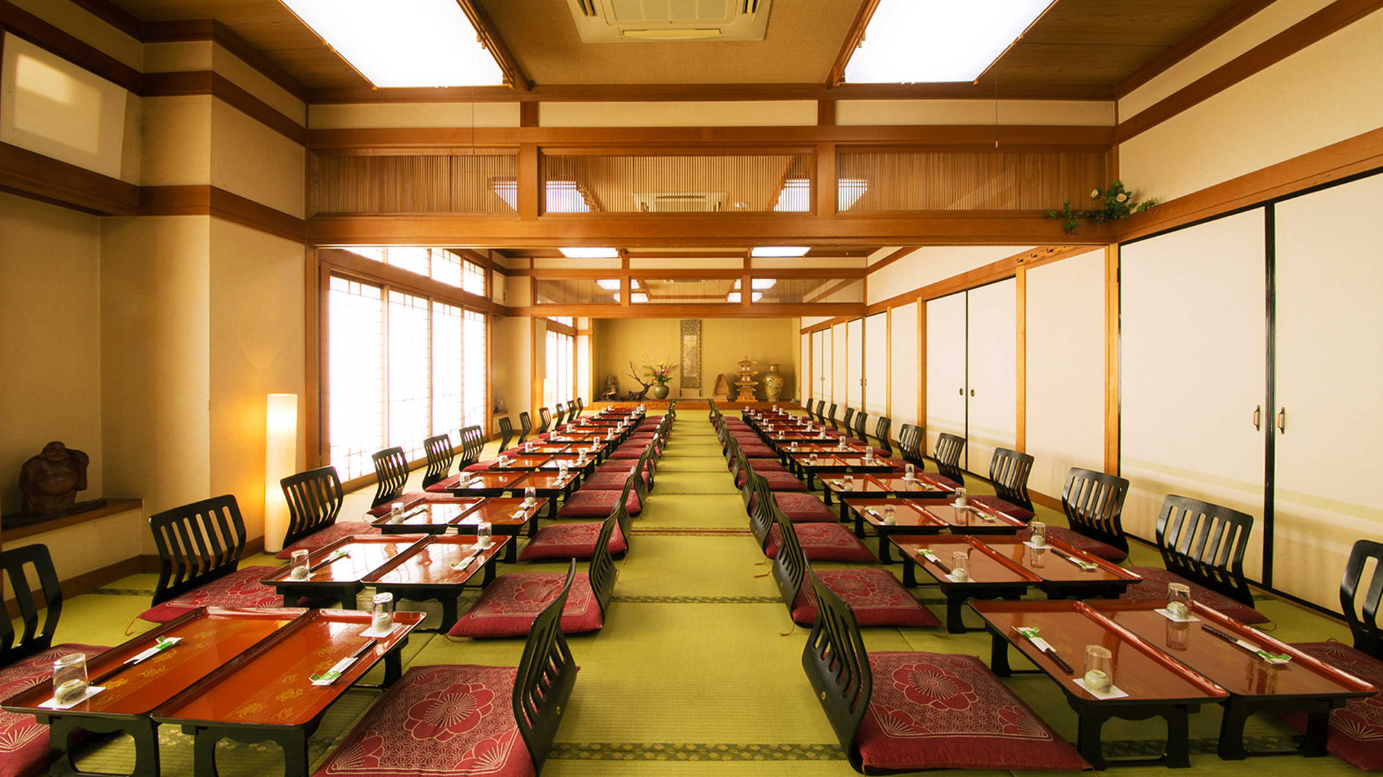 ■50畳の大広間（６０名様まで可能・３分割可）■緞帳付き舞台で、華やぎの宴をお楽しみください。