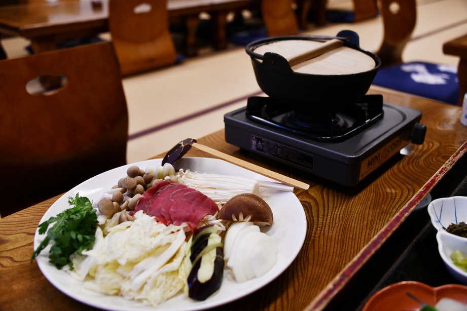 築300年の古民家でジビエ（イノシシ鍋）と山菜料理を味わう