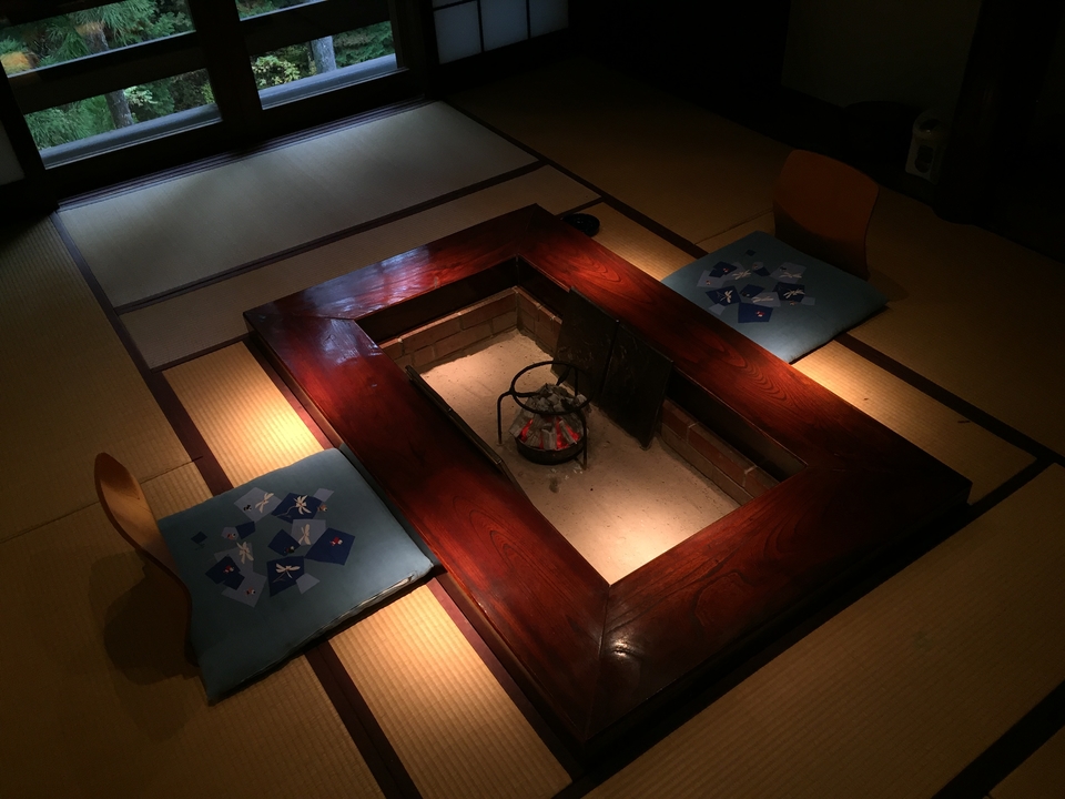 兜家旅館の新館の囲炉裏