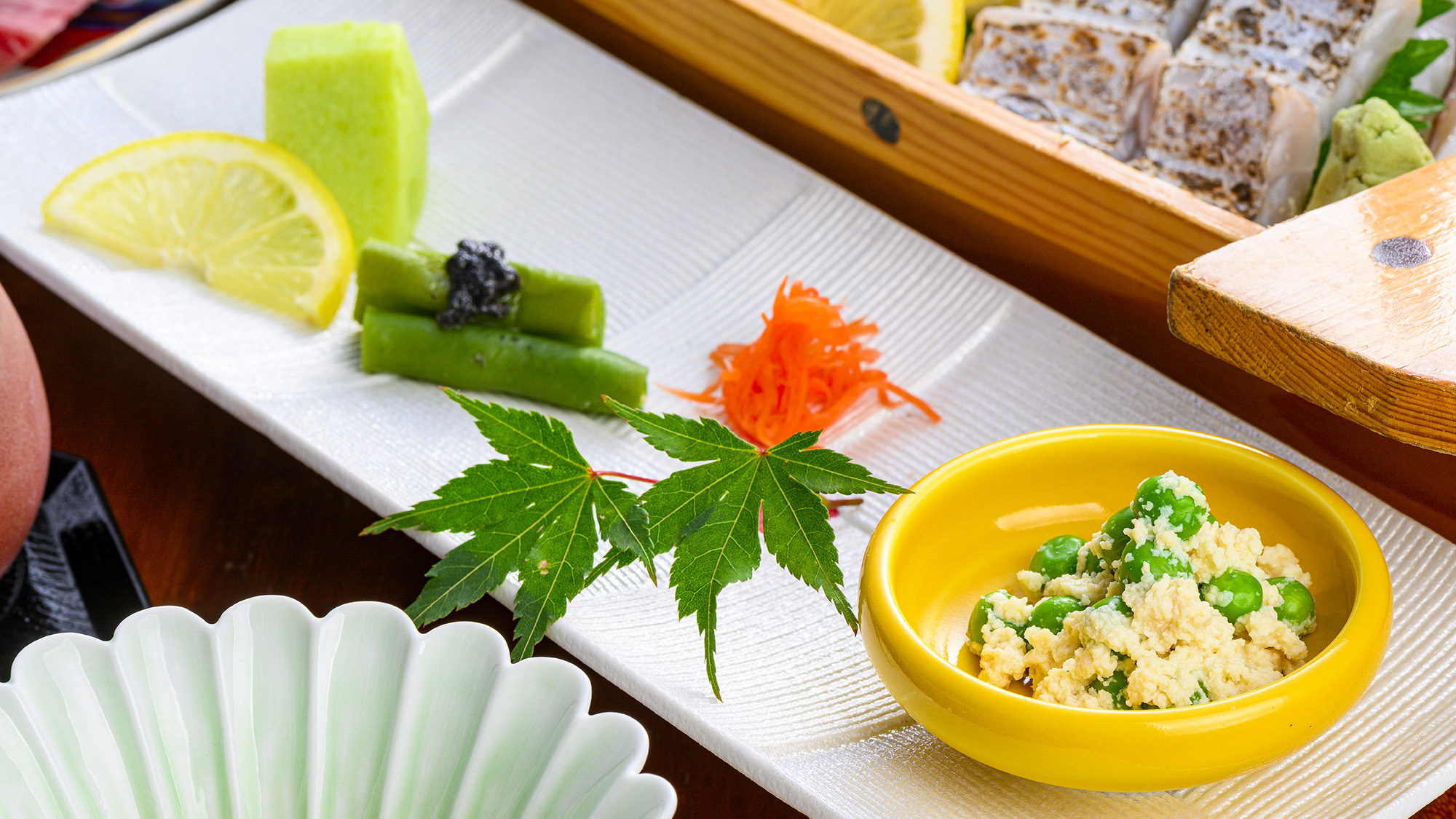 季節の彩りを添えた、会席料理の前菜一品