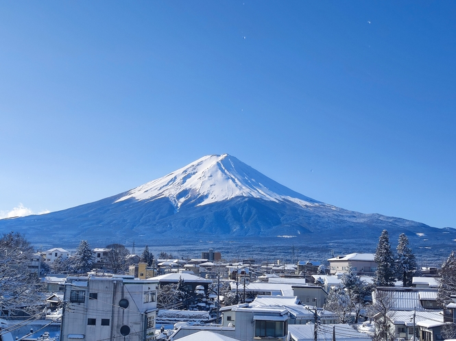 冬の富士山と富士河口湖町