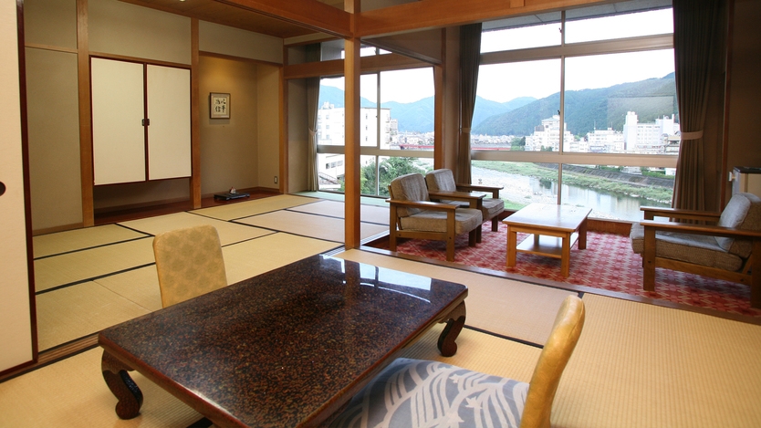 飛騨川と鉄橋・日本庭園を望む家族客室15畳