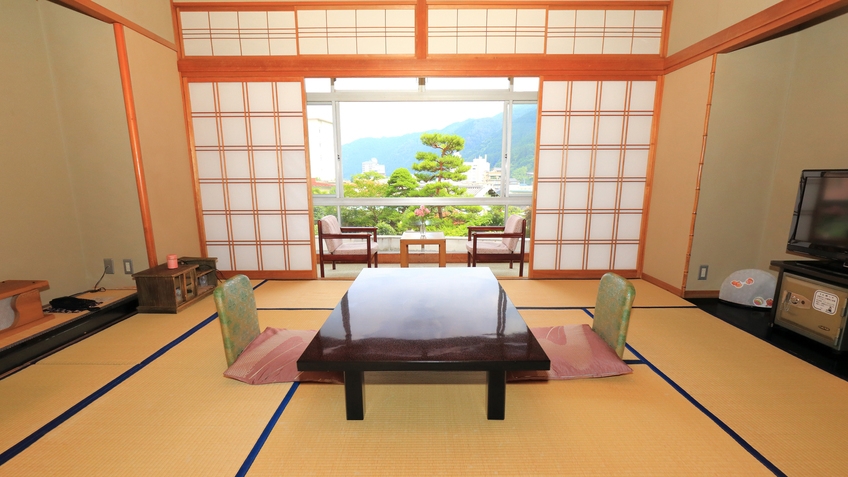 約1100坪の日本庭園を望む和室10畳