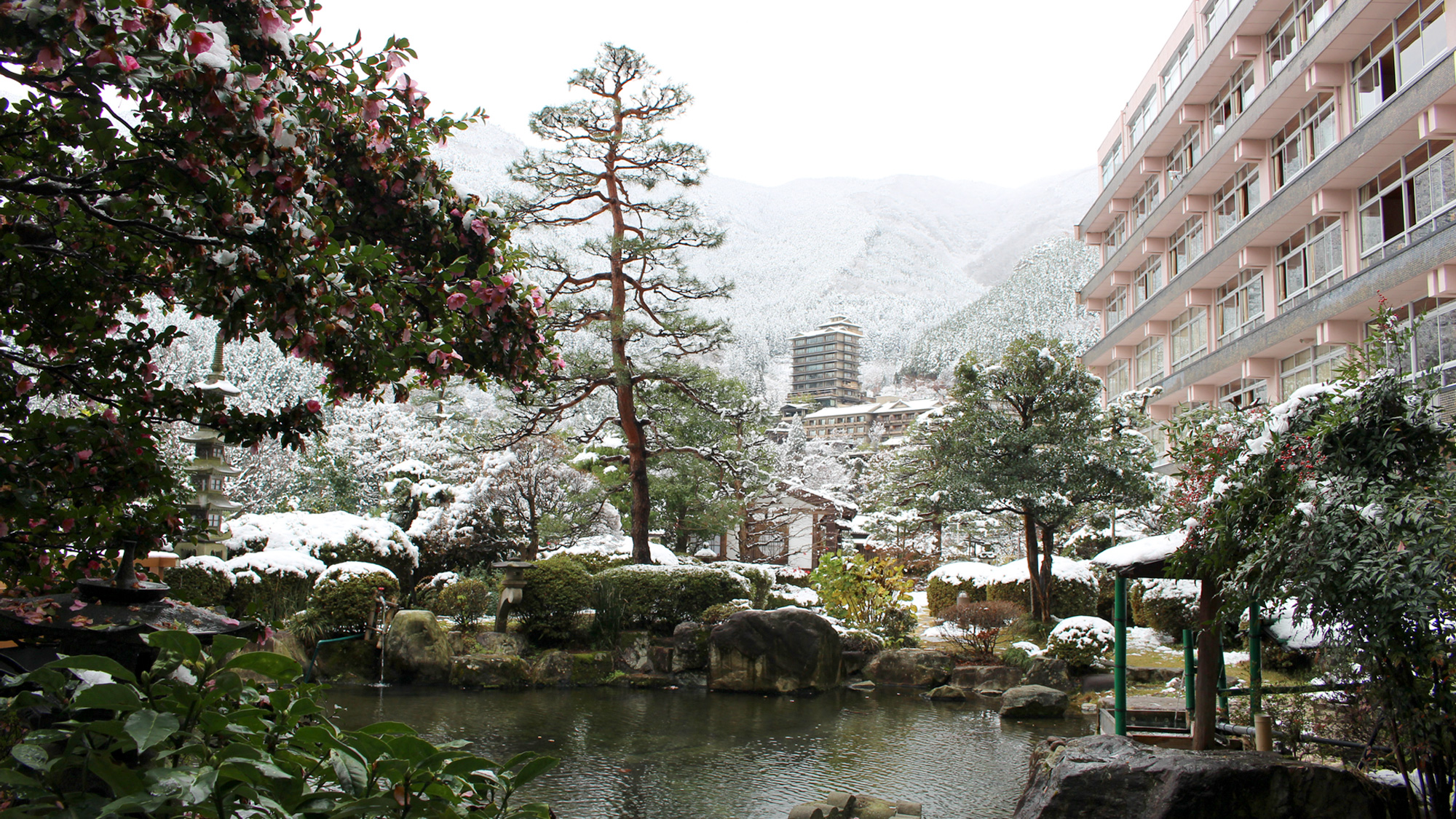 雪景色の日本庭園