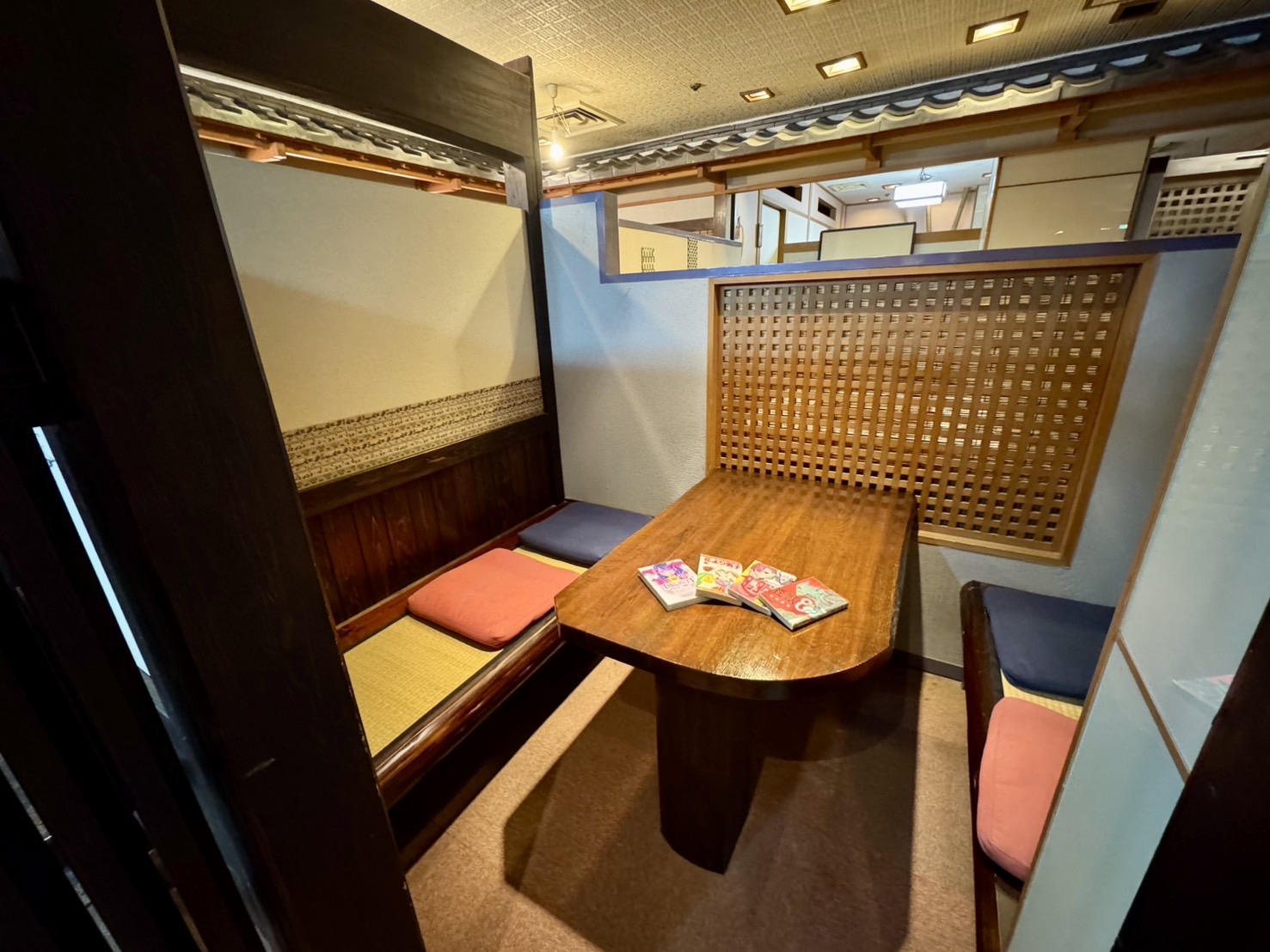 まんが横丁テーブル