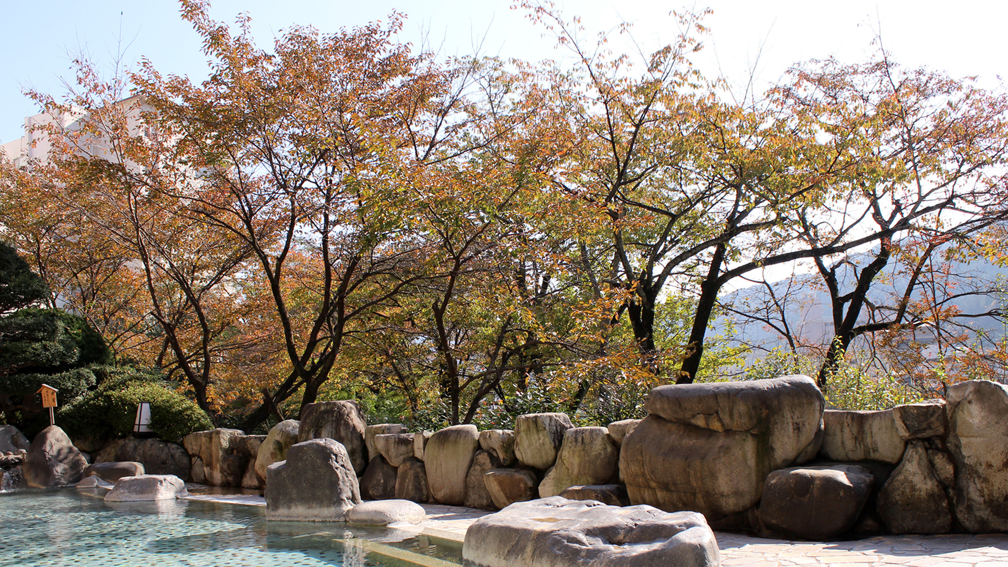 秋の男性露天風呂から見る風景