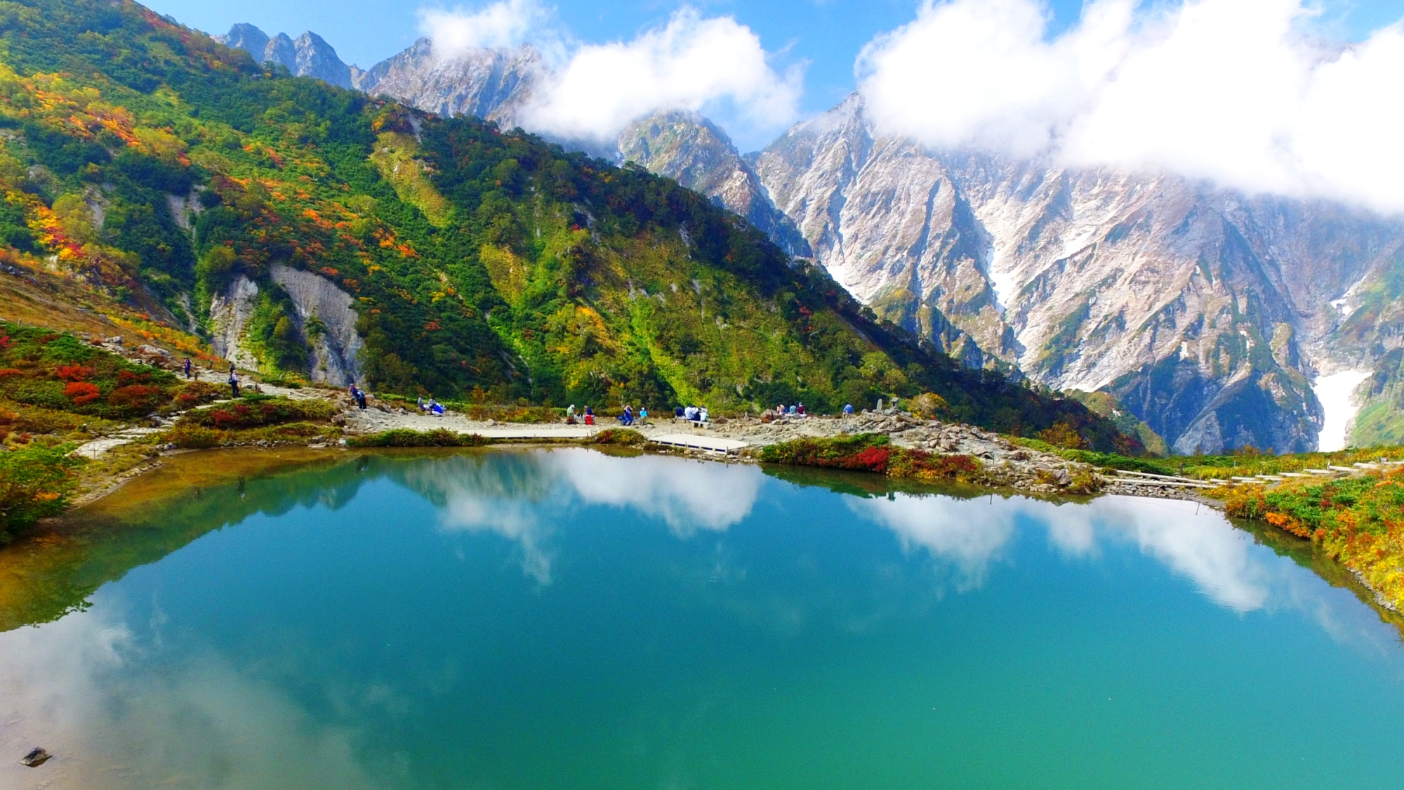 【周辺】紅葉の八方尾根。山々の水鏡は絶景。