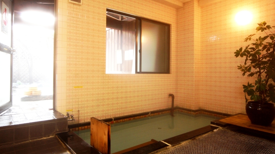 【温泉】露天風呂のほか、男女別に内湯もあります。