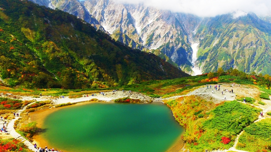 【周辺】紅葉の八方尾根。山々の水鏡は絶景。