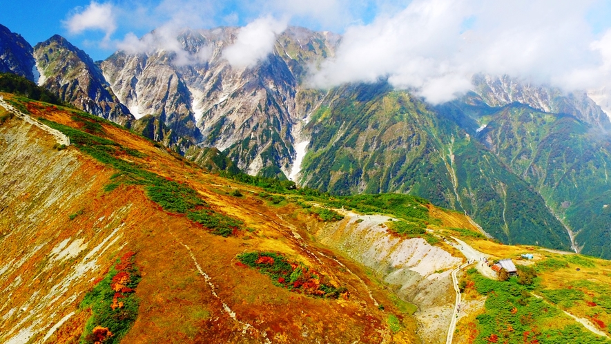 【周辺】紅葉の八方尾根。山々の水鏡は絶景。