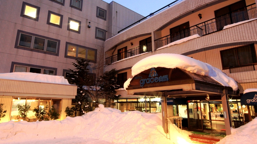 【外観】冬はスキースノボの基地に。白馬八方温泉かけ流しのアットホームなホテルです。