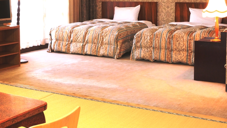 【客室】和洋室。ツインベッド＋10畳和室。三世代旅行にも。 
