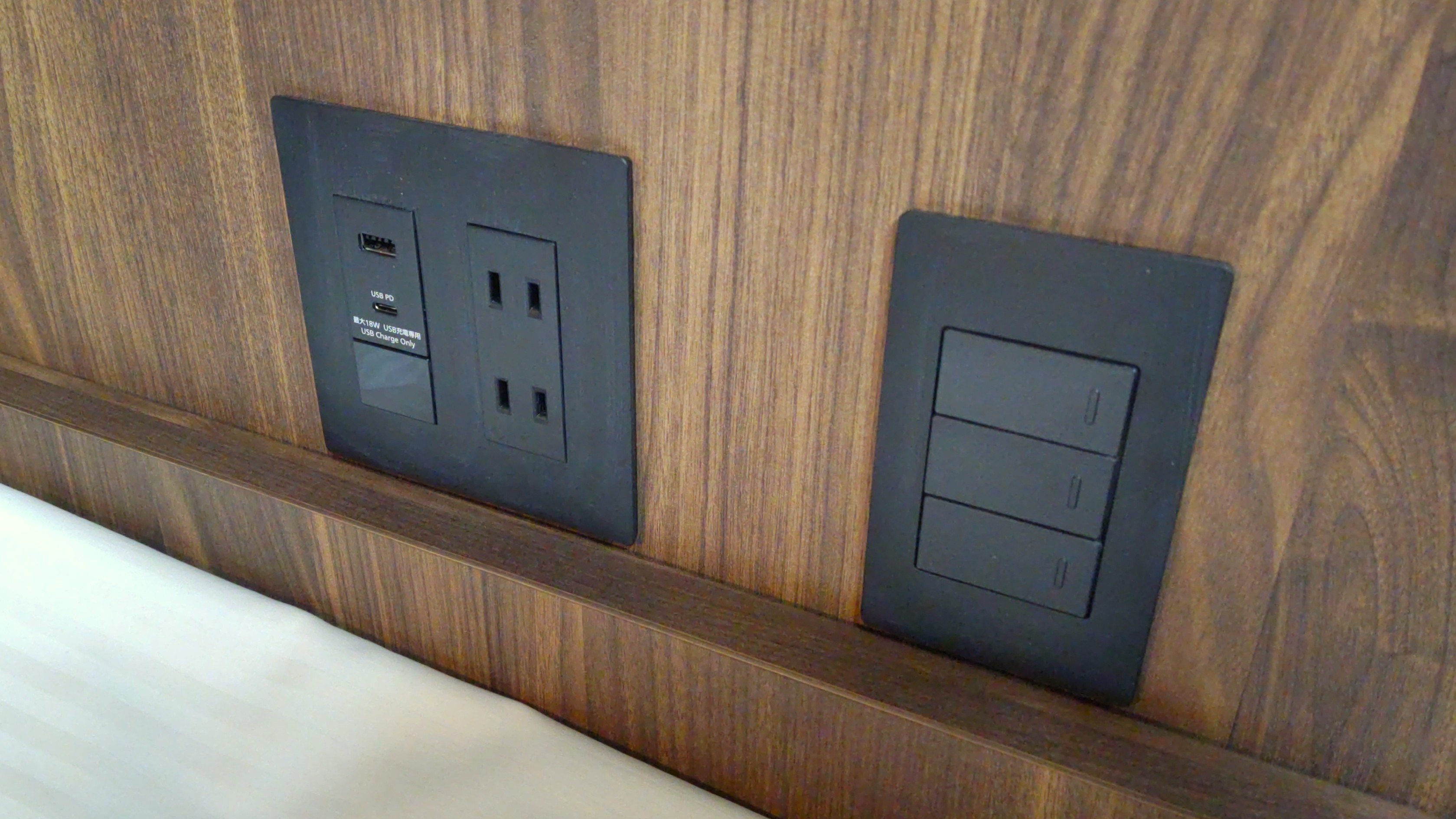 ◆リニューアルしたお部屋は枕元に電源（AC／USB）や照明スイッチを配置しました