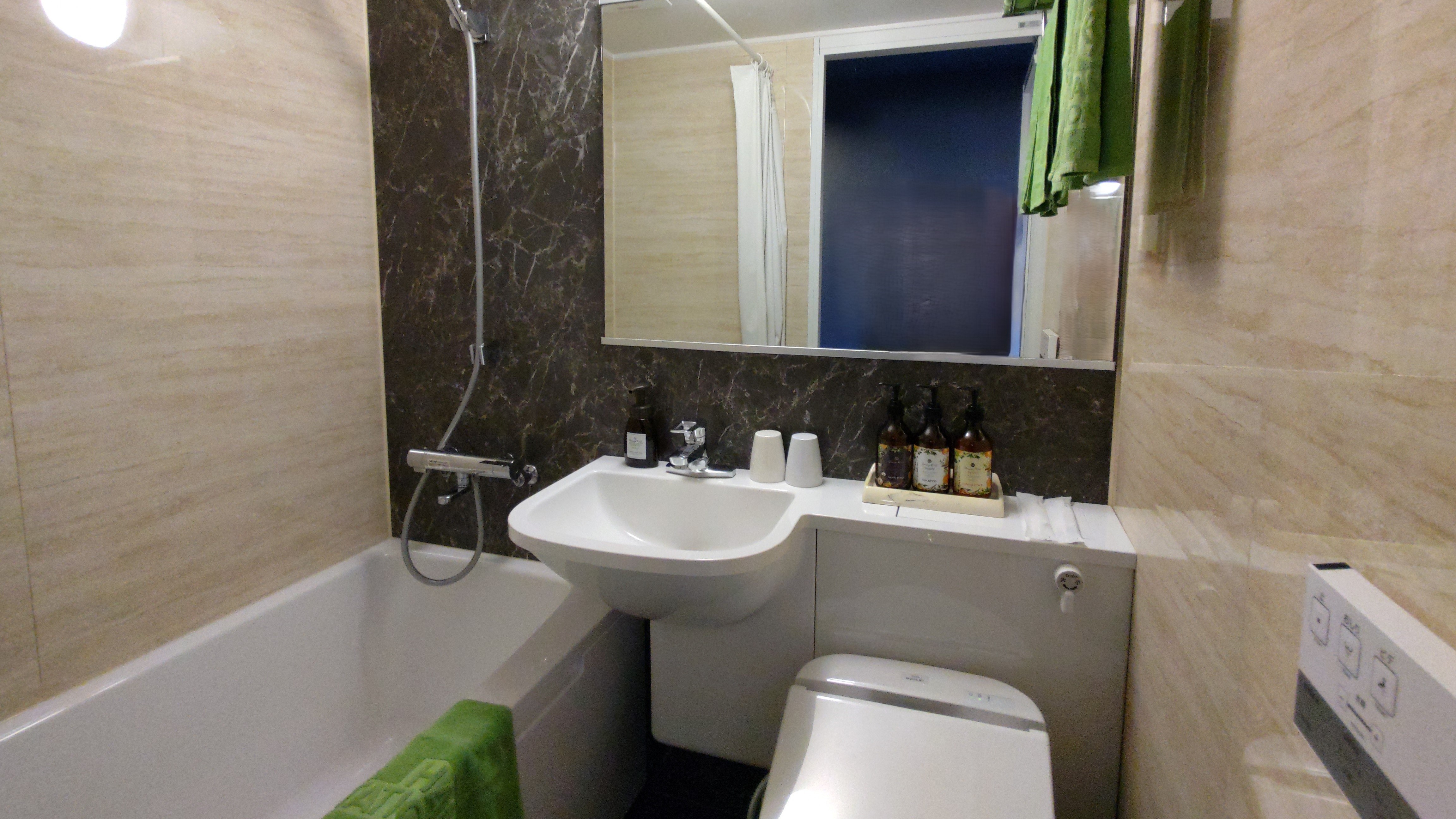 ◆バスルーム～大きな鏡を配したリニューアルバスルーム～