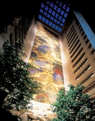 【世界最大のシルク画】当ホテルのアトリウムには16階分の長さの世界最大のシルク画をご覧いただけます