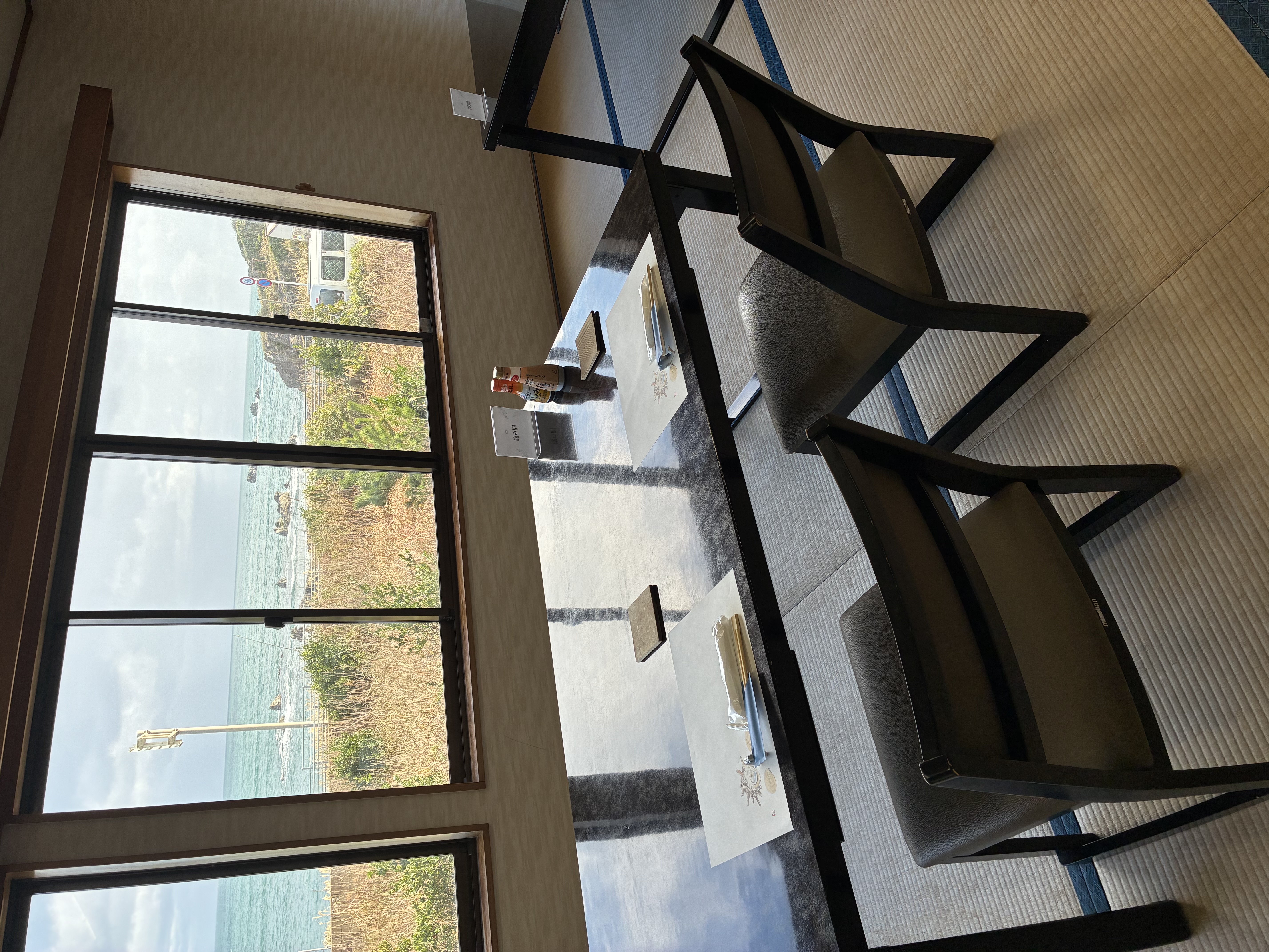 朝食時には目の前の窓から一面の海をご覧いただけます