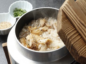炊きたての釜飯をどうぞ!