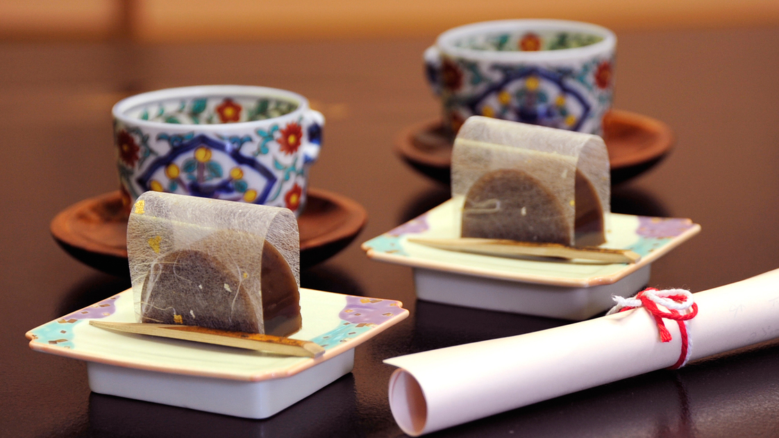 **【お茶請け】静岡茶と女将手作りの羊羹。心からのおもてなしで、お客様をお出迎え致します