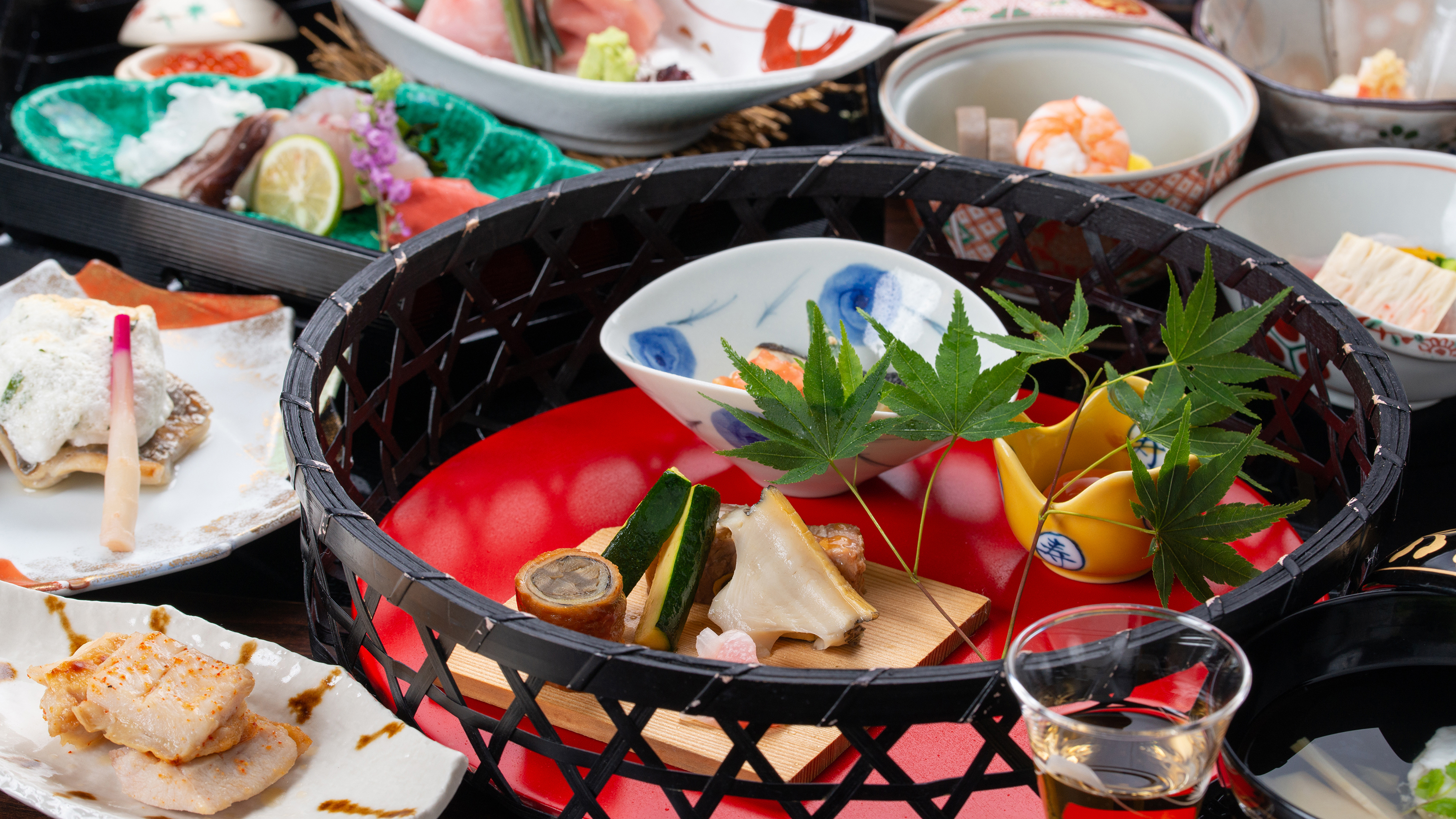 **【夕食一例】旬・土地の食材にこだわった趣向豊かな献立を、盛り付けや器の彩りと共にお楽しみ下さい