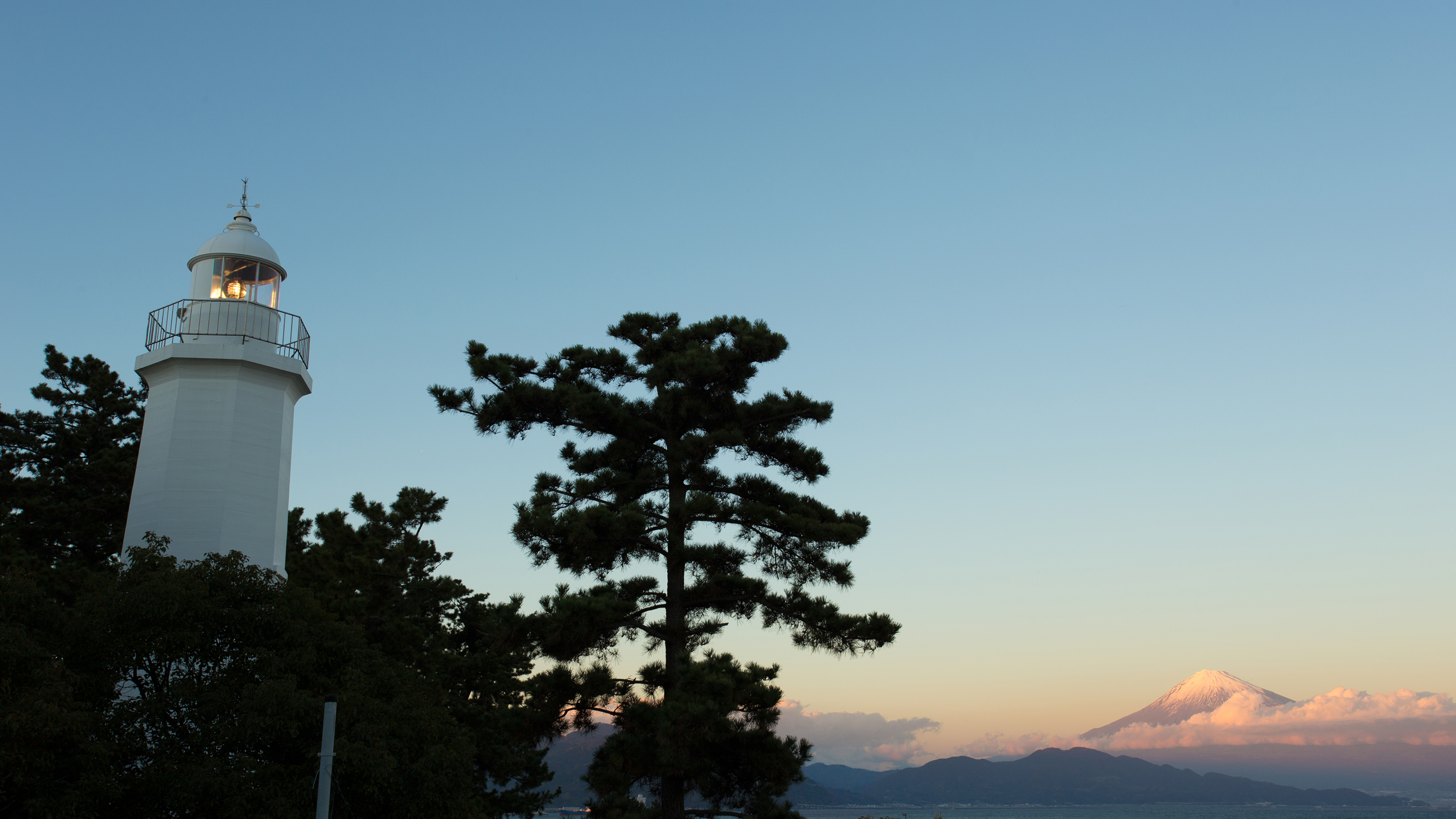 **【周辺／清水灯台】朝焼けの富士山が望めればさらに素敵な景色／当館から遊歩道沿いに徒歩30分