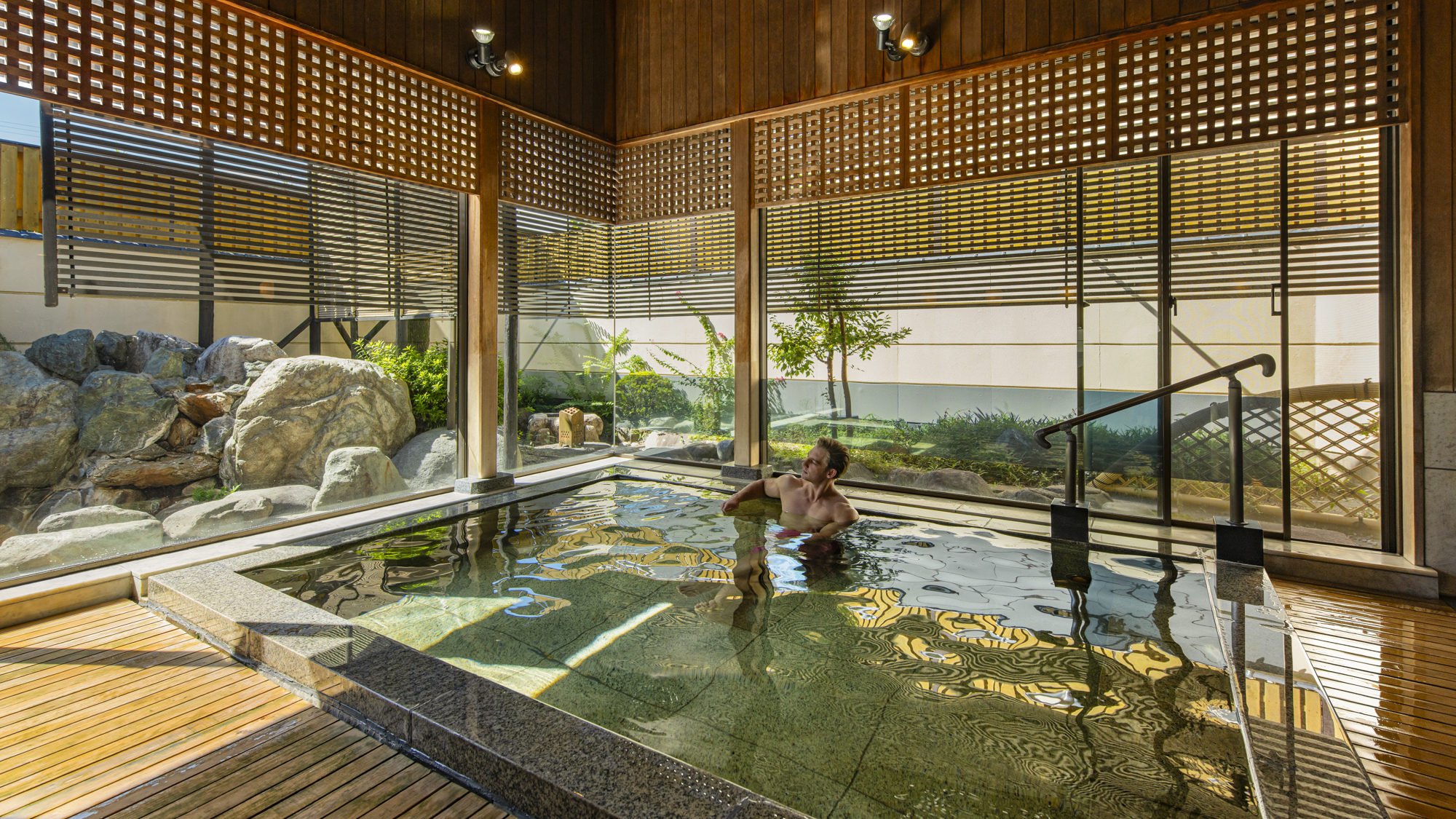 【大浴場：内湯】宮大工による木組みの美を愛でる格調高い湯浴み時間をお楽しみください