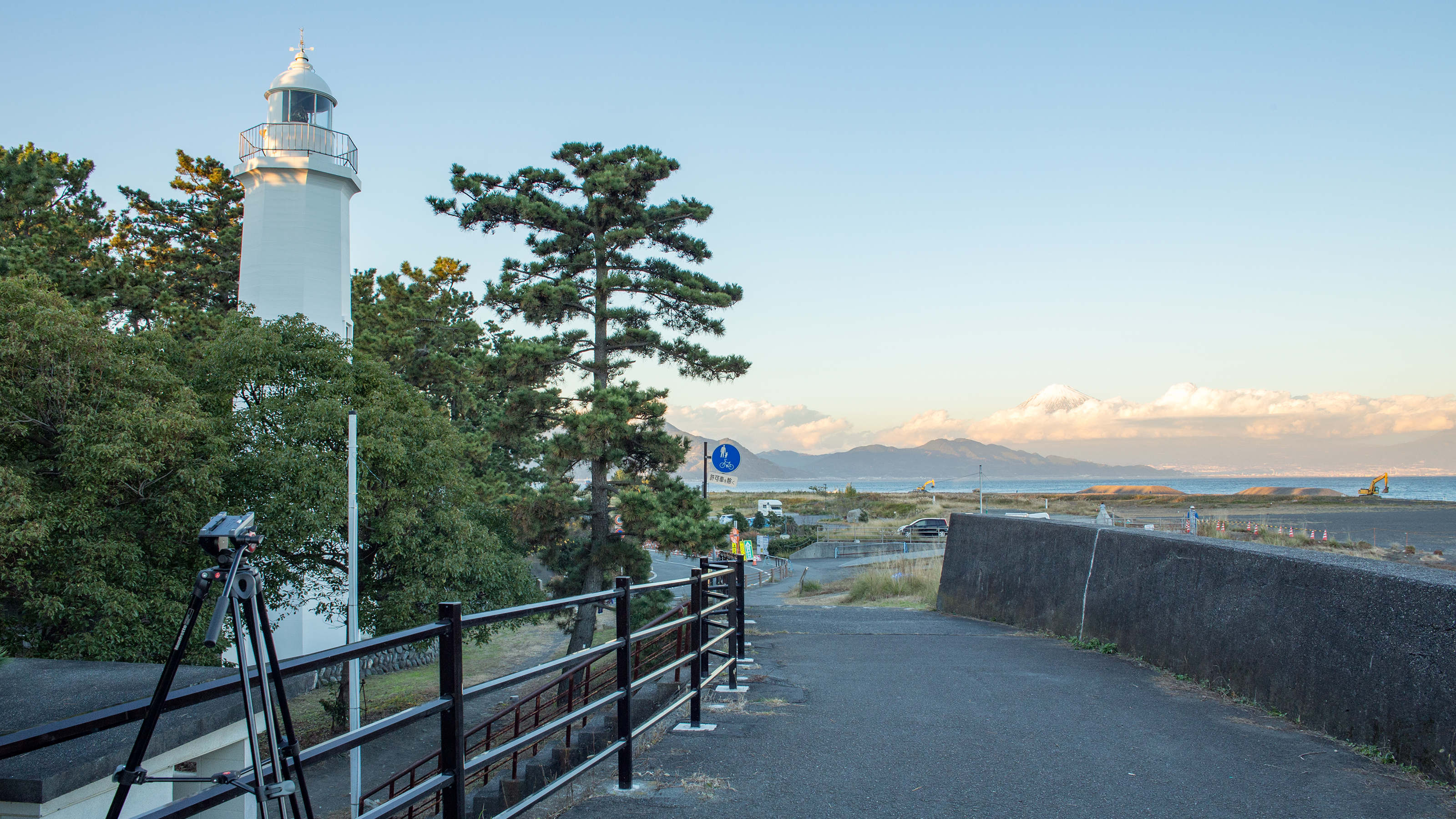 **【周辺／清水灯台】白色灯台×松×富士山が映える写真を狙うなら、ここが撮影スポットです