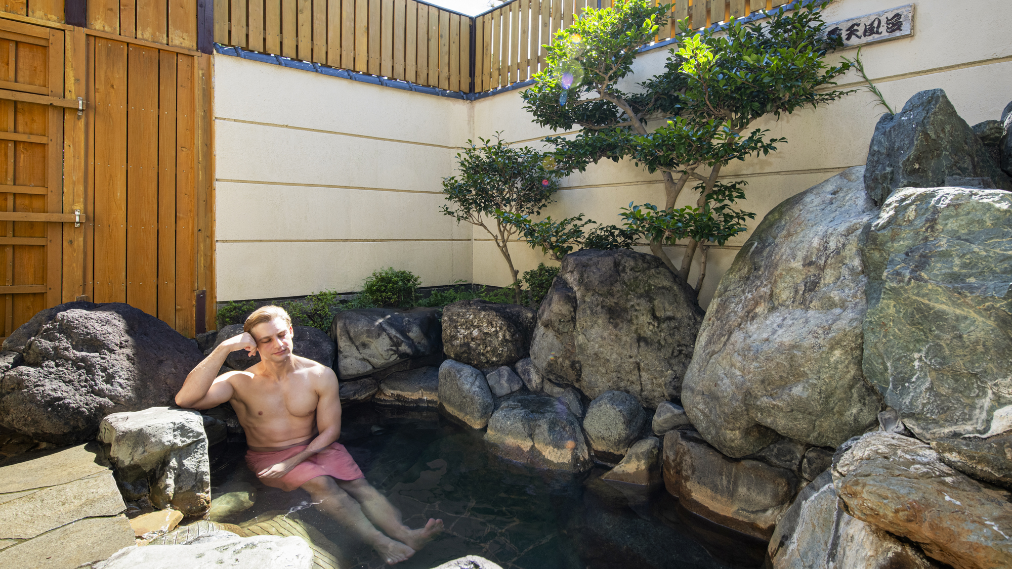 【大浴場：露天風呂】岩が織り成す景に浸る優美な湯時間