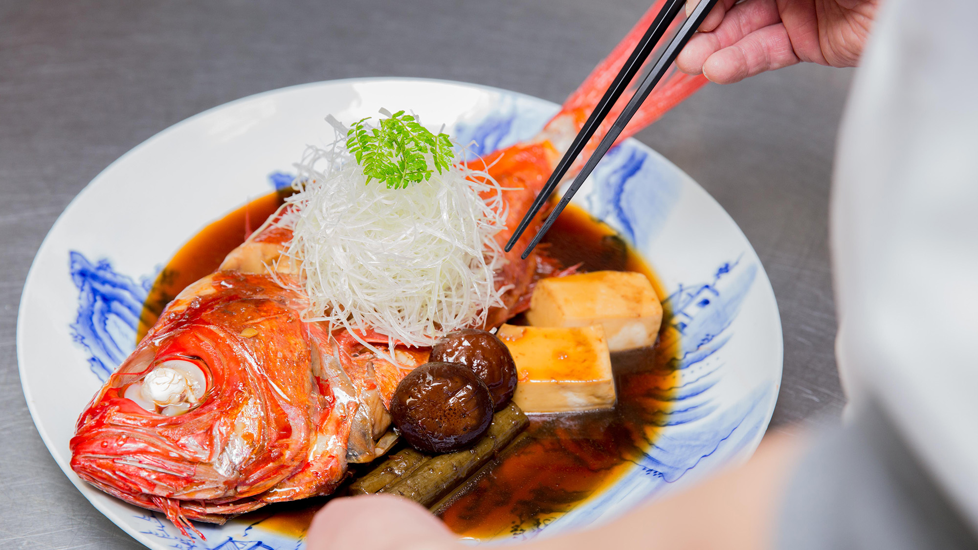 *【金目鯛煮付け】当館の金目鯛はおおぶりなものを活魚で仕入れ、高い鮮度で調理するため一味違います