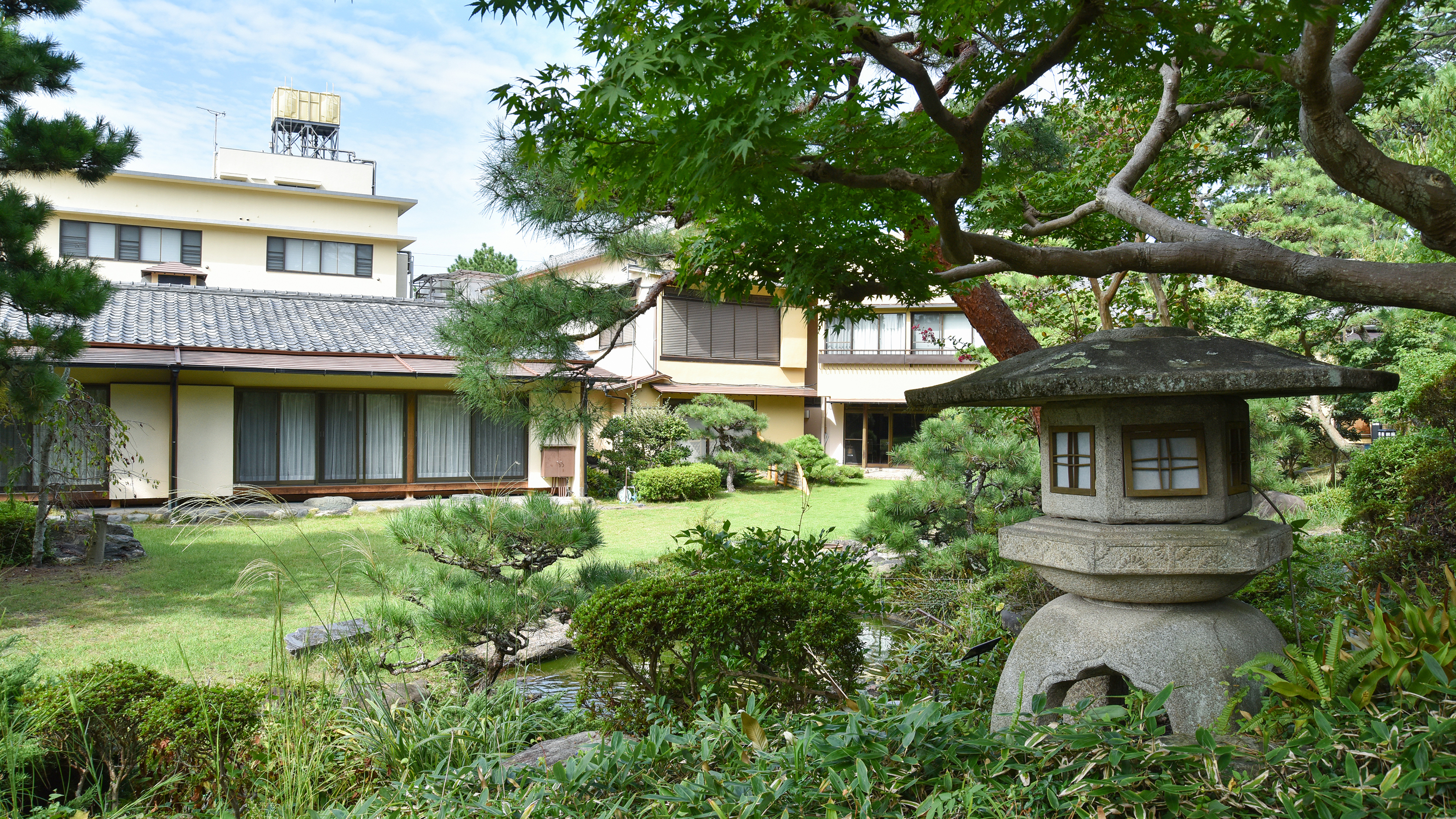 **【日本庭園】喫茶「薫」より深い緑の庭園を散策していただけます