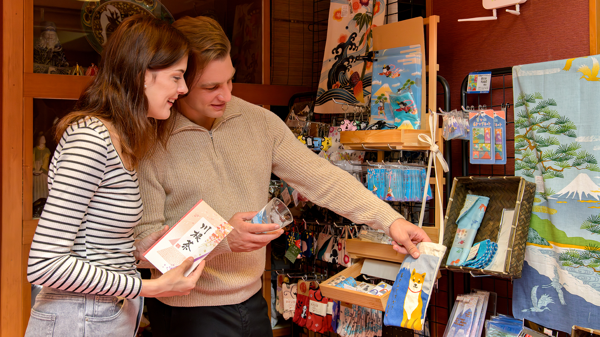 *お土産コーナー：ご当地のお土産と富士山デザインのお土産等をご用意しております